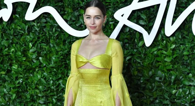 Emilia Clarke kitálalt a meztelen forgatásokról: „Ez nem helyes”