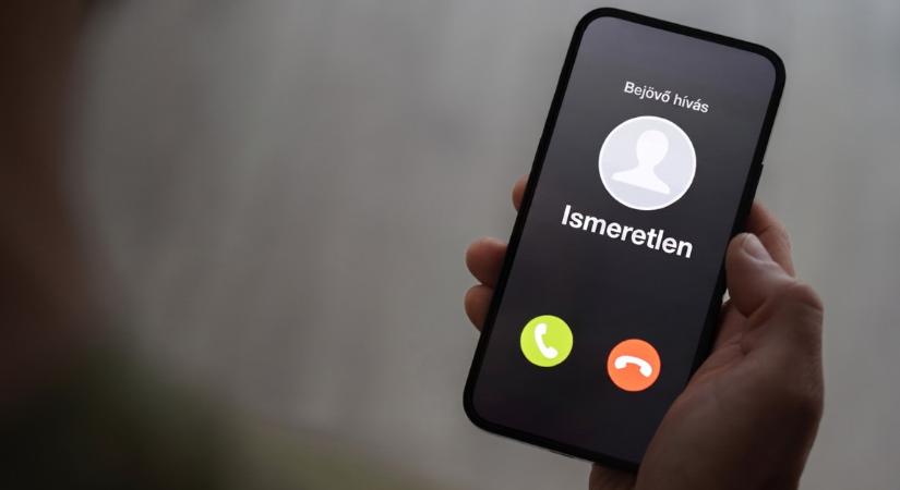 Megcsörren a telefon, de nem szól bele senki? Így védekezhet a „néma hívásos” csalások ellen