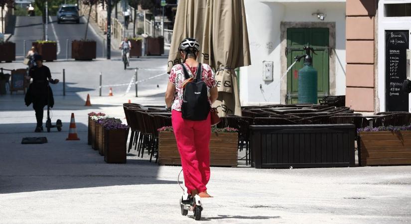 Petíció - A győri sétálóutcákban fekvőrendőrt szeretnének a száguldozó rolleresek miatt