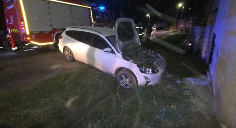 Helyszíni fotók! Házfalnak csapódott egy autó Hajdú-Biharban, egy embert kórházba szállítottak!