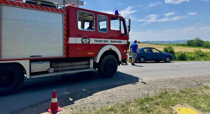 Gyors segítség: Árokból mentettek autót a tűzoltók