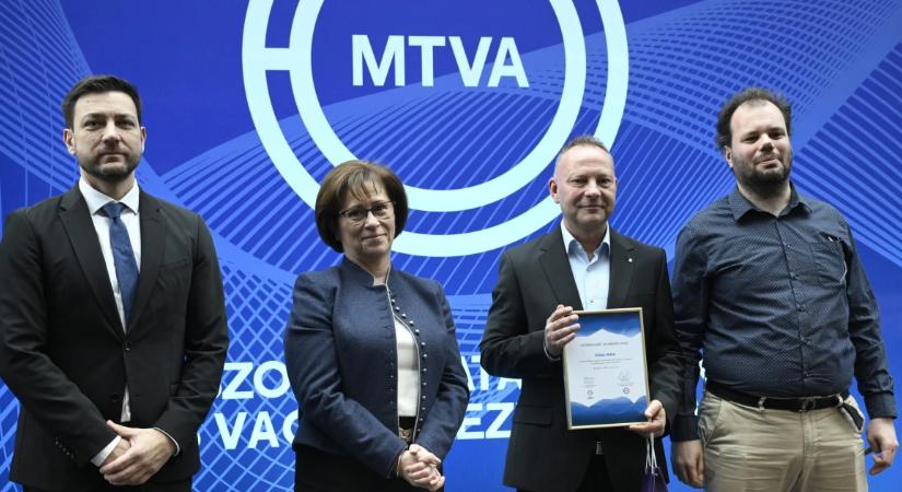 Bonbonok, Tisza-adó és jobboldali elemzők a közmédiában: Magyar Péter fejeket követel