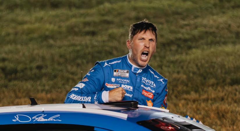 NASCAR: Büntetéssel kezdte, majd elképesztő győzelemmel zárta a Cup nashville-i futamát Denny Hamlin