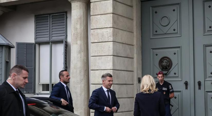 Magyar Péter megérkezett a Sándor-palotába
