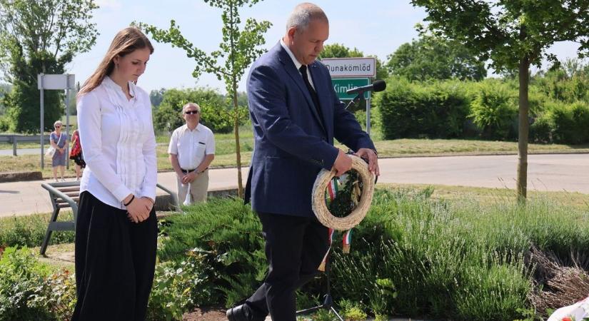 Cseh Tamás is részt vett lányával a németek kitelepítésének évfordulós megemlékezésén
