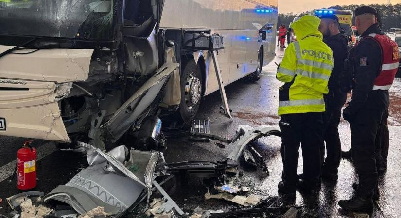 Magyar buszba csapódott egy autó Csehországban – két embert kórházban ápolnak