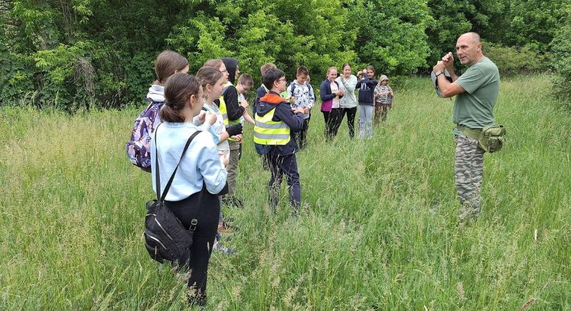 Rá sem ismerni a tiszapüspöki Ördögszekérre: tavi élővilág és teniszpálya várja a kirándulókat