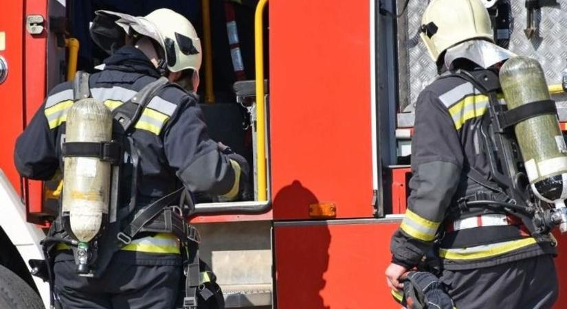 Árokba borult egy kamion az M1-es autópályán, Lébénynél