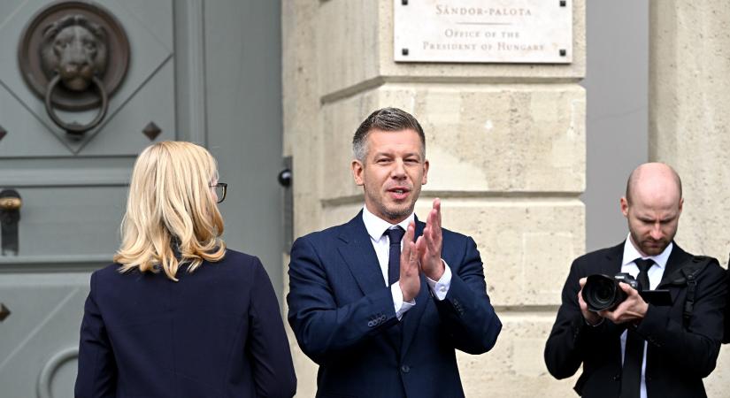 Magyar Péter elment a Sándor-palotához, miután Sulyok Tamás kijelentette, hogy nem mond le