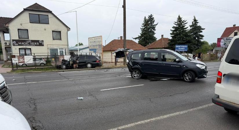 Baleset történt Nyíregyházán – két személygépkocsi ütközött a forgalmas szakaszon!