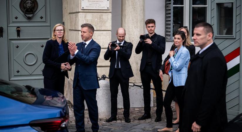 Magyar Péter felhevült hangulatban sorolja Sulyok Tamás bűneit a Sándor-palota előtt