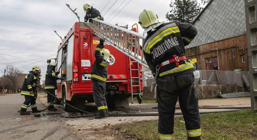 Hatalmas lángokkal égett egy lakóház Hajdú-Biharban