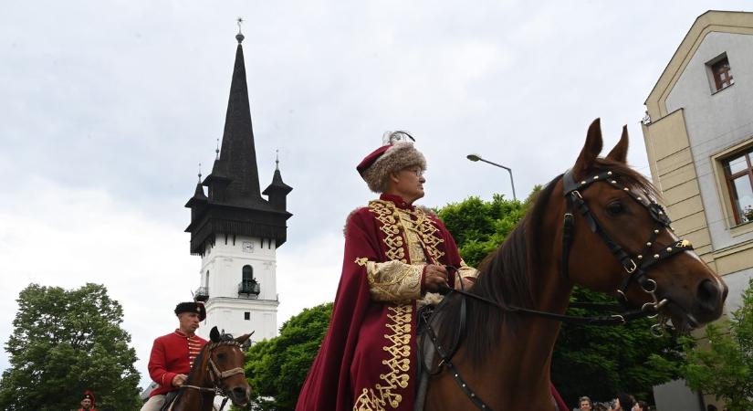 Látványos lovasfelvonulás és kurucos hangulat Tarpán – így ünnepelték a XXIII. Kuruc Napot (fotók!)