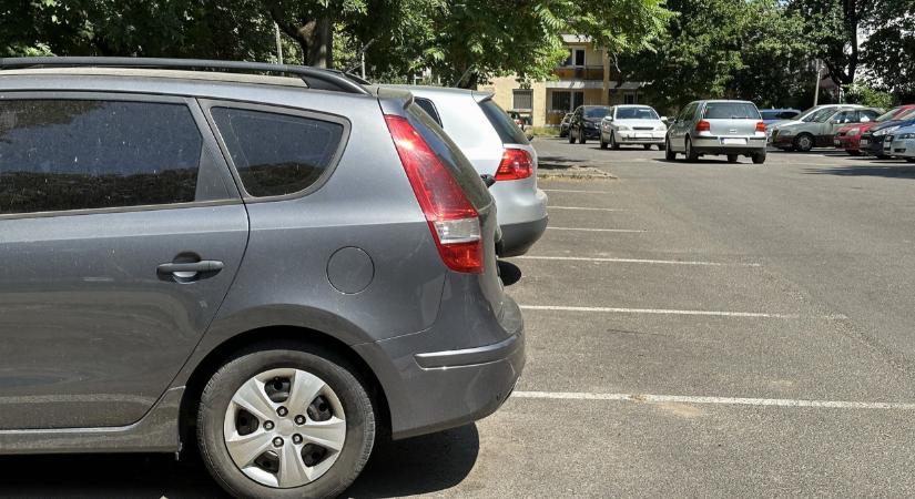 Hidegzuhany a balatoni strandolóknak: fizetős lesz a népszerű parkoló, ami eddig ingyenes volt