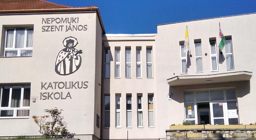 Nagy a felháborodás: A katolikus iskola ráparancsolt a szülőkre – forrong a komment-szekció