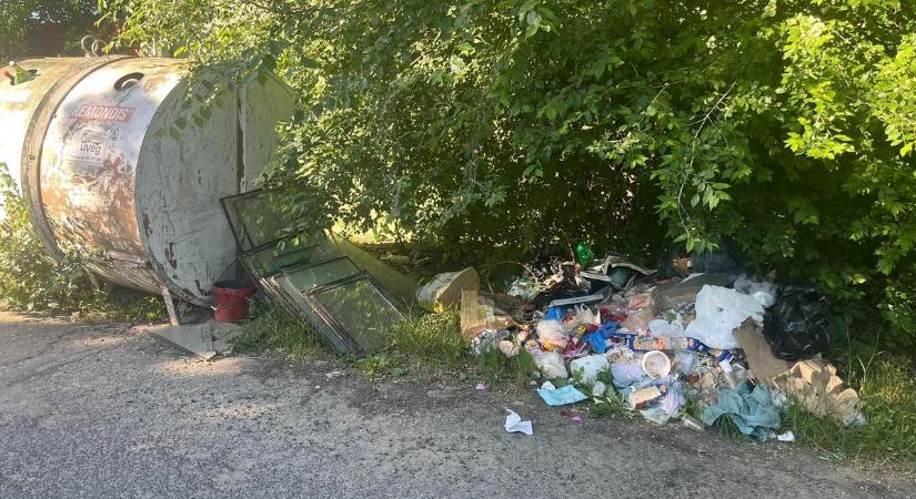 Újra szemét lepte el az üveggyűjtő sziget környékét Tiszaföldváron, ebben bíznak a lakók