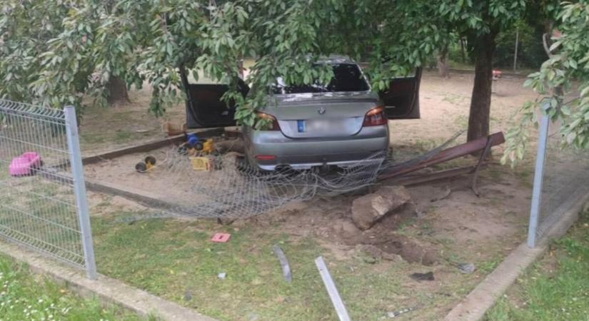 Dráma a dányi játszótéren: homokozóba hajtott egy ámokfutó BMW-s, hajszálon múlott a kicsik élete