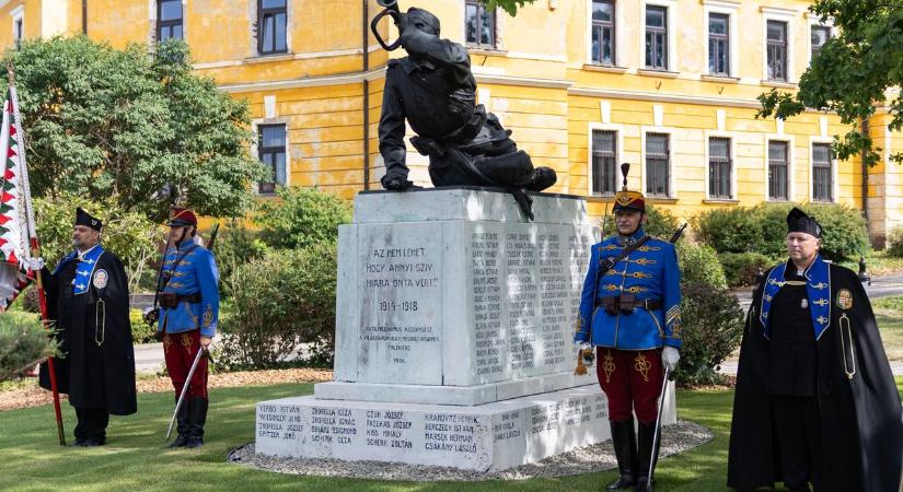 Száz év emlékezete elevenedett meg a Hősök terén – méltó ünnepségen hajtottak fejet Tatán