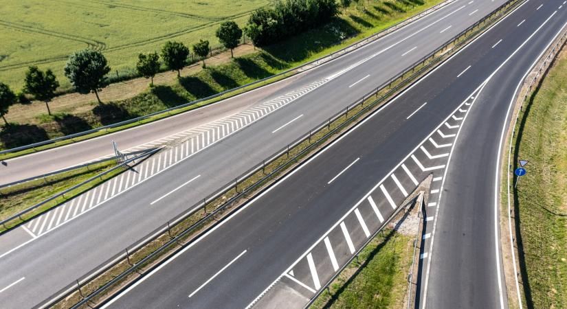 Mától járható az M1-es biatorbágyi felhajtója, elkészült a bővítés első eleme