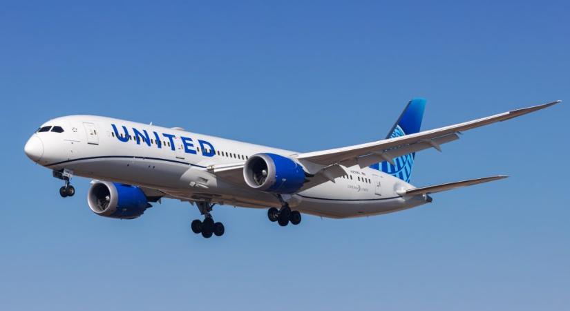 Kényszerleszállást hajtott végre a United Airlines gépe, mert valaki viccesnek szánt nevet adott a Bluetooth-hangszórójának