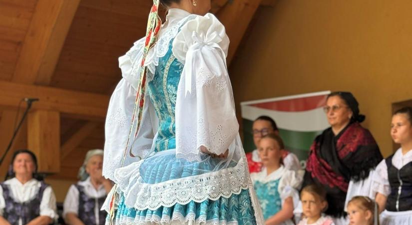 Kurtaszoknyás falvak találkoztak Bényben
