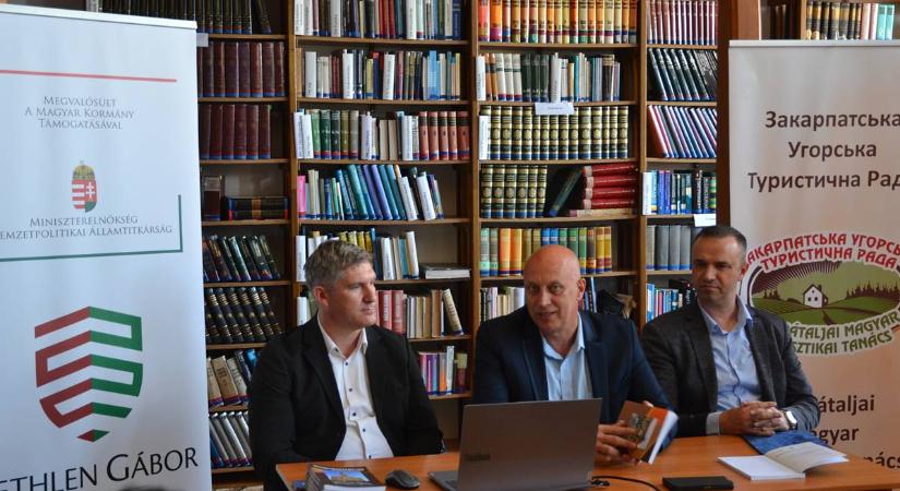Könyvbemutató a Rákóczi Egyetemen - A Beregszászi kistérség turisztikai almanachját méltatták
