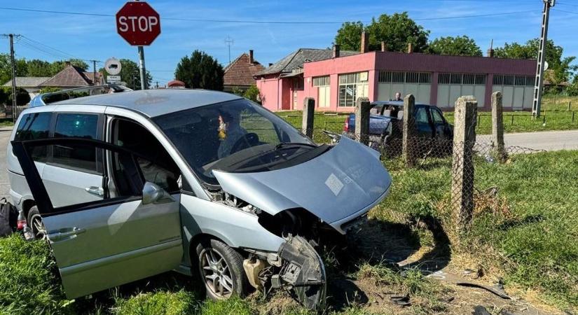 Súlyos sérülések több balesetben: egymásba rohant egy személykocsi és egy motorkerékpár
