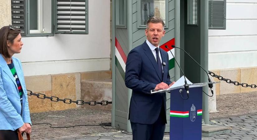 Magyar Péter rendőrökkel akarta elhallgattatni az ellene tüntetőket