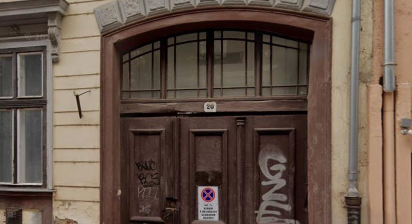 Régi cívisház fakapuja újul meg Debrecenben