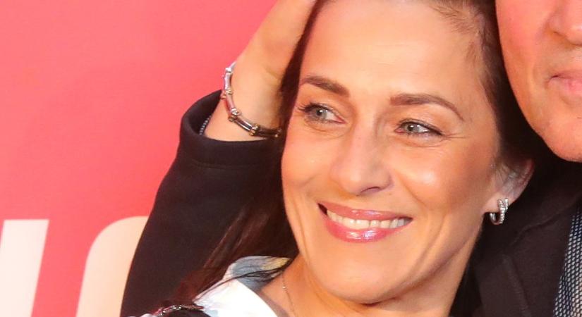 Máris sétáltatja újszülött unokáját Fésűs Nelly. Babakocsiban levegőzik a kicsi Jana, és...