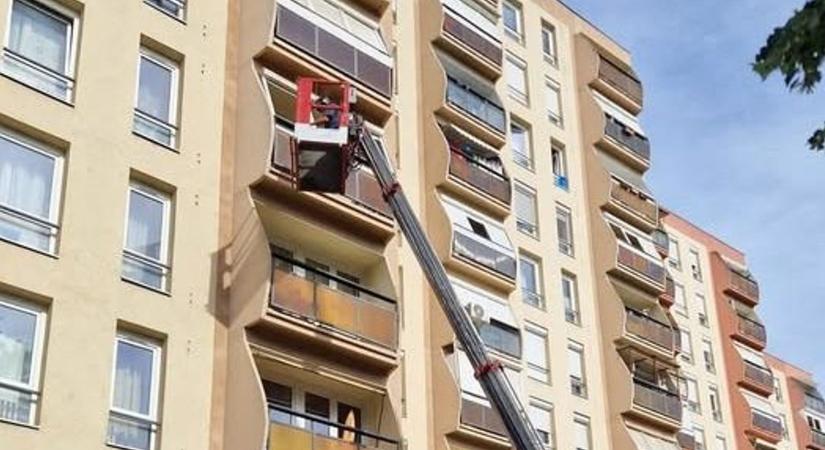 Egy tízemeleteshez riasztották a kaposvári életmentőket, speciális járművel vonultak a helyszínre – mi történhetett?