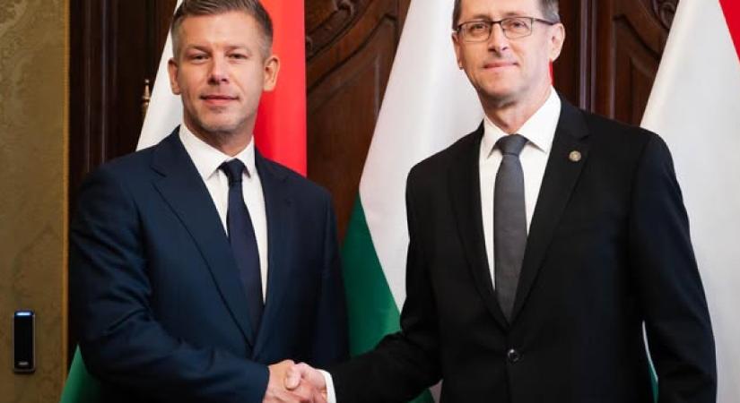 Most érkezett: elégedett Varga Mihállyal Magyar Péter