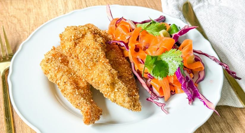 Ropogós, szezámmagos csirkemellcsíkok recept: vitamindús salátával tálald