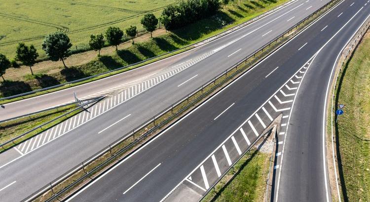 Hétfőtől megváltozik a közlekedés az M1-esen – mutatjuk, mire számíthatnak a sofőrök