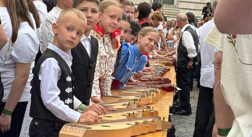Kárpátaljai citerások is részesei a Guinness-világrekordnak - Összeállt a világ legnagyobb citeraegyüttese