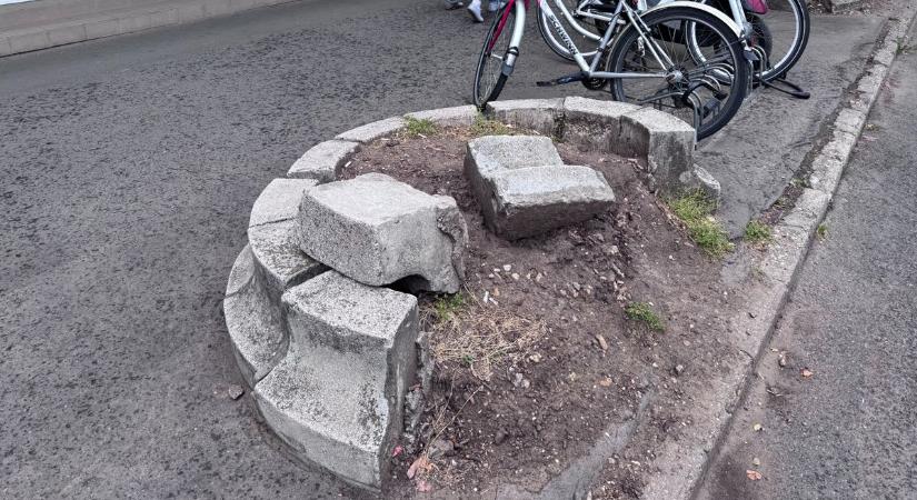 Törött szegélyek és repedezett járdák – mikor teszik rendbe a Petőfi tér további területeit?