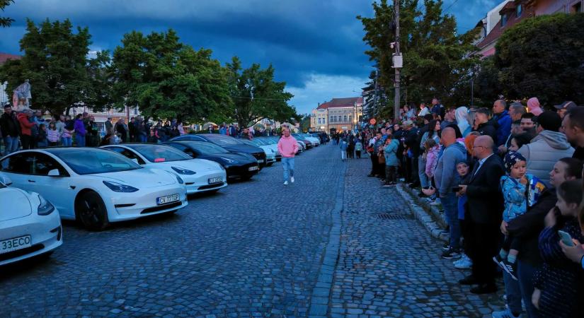 Fények szimfóniája: első alkalommal világítottak szinkronban a Teslák Kézdivásárhelyen