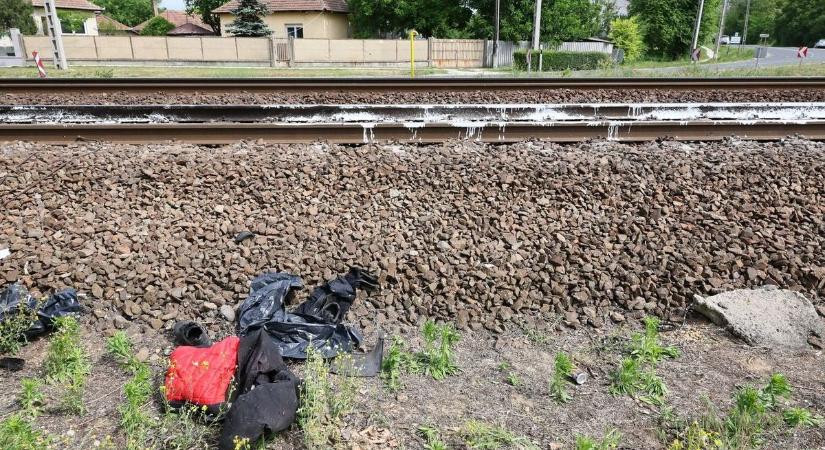 Tervrajzok és cipők a sínek mentén: a hozzátartozók keresték az áldozatok holmijait Sülysápon