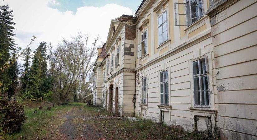 Rengeteg aláírást gyűjtöttek az egykor virágzó, ma lepusztulóban lévő kastély megmentéséért