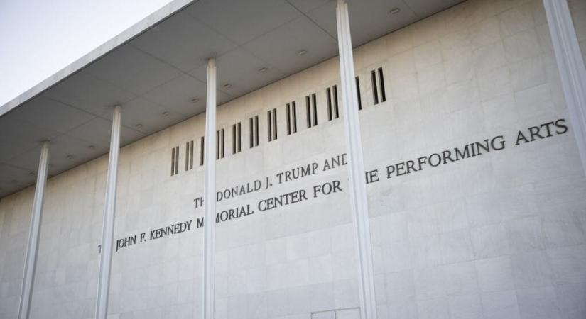 Bíróság mondta ki, hogy Trump nevét el kell távolítani a Kennedy Központról