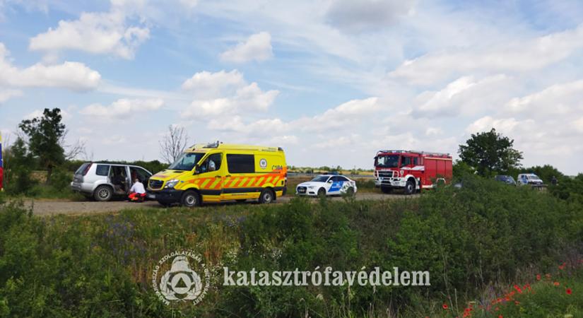 Személyautó hajtott az árokba a 47-esen vasárnap, mentőhelikoptert is riasztottak