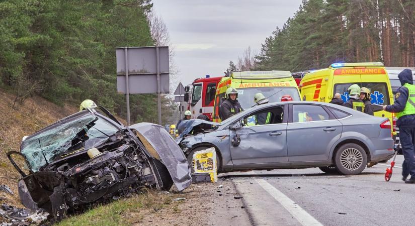 Teljes útzár Gödrénél: csúnyán összeütközött két személyautó