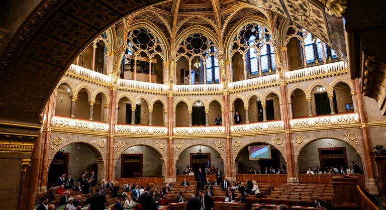 A Sándor-palota után a parlamentben Magyar Péter, folytatódnak az összecsapások a Fidesszel