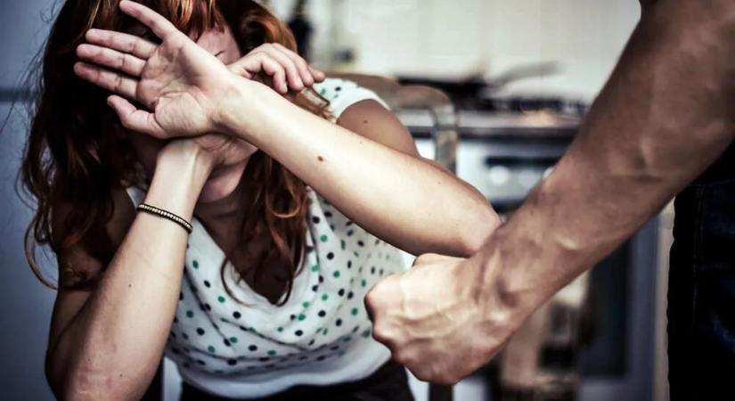 Kitört üvegek és sikolyok a lépcsőházban: az édesanya mentette meg a sarokba szorított gyermeket