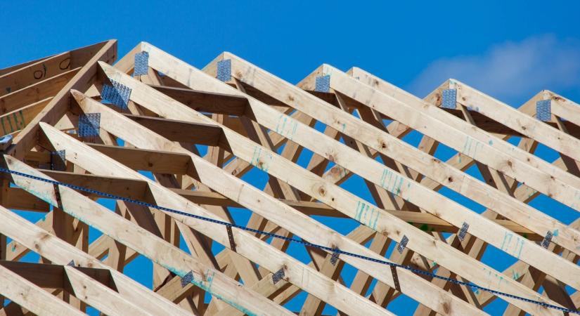 Szakemberhiány a tetőépítésben? A szeglemezes technológia megoldja a problémát