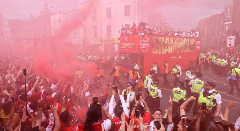 Látványos képeken a pirosba borult London, félmillióan ünnepelték vasárnap az Arsenal bajnoki címét