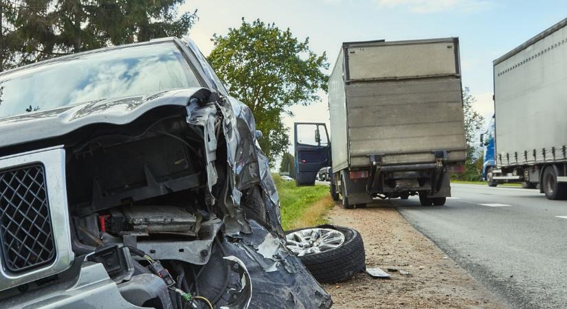 Az eső folyamatosan szedi áldozatait: furgon és személyautó ütközött Zengővárkonynál