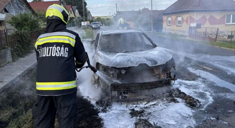Porig égett egy autó Bikalon (fotók)
