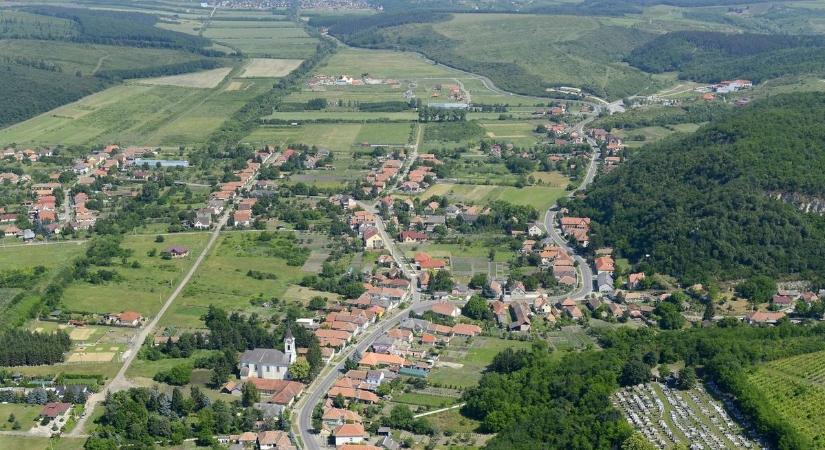 Nyílt üzengetés Demjénben: lemondott az alpolgármester, reagált a polgármester is