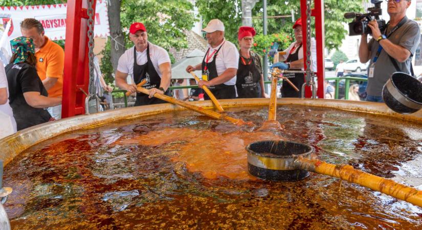 Guinness-rekord Nagyszalontán: így főzték meg a világ legnagyobb bölénygulyását
